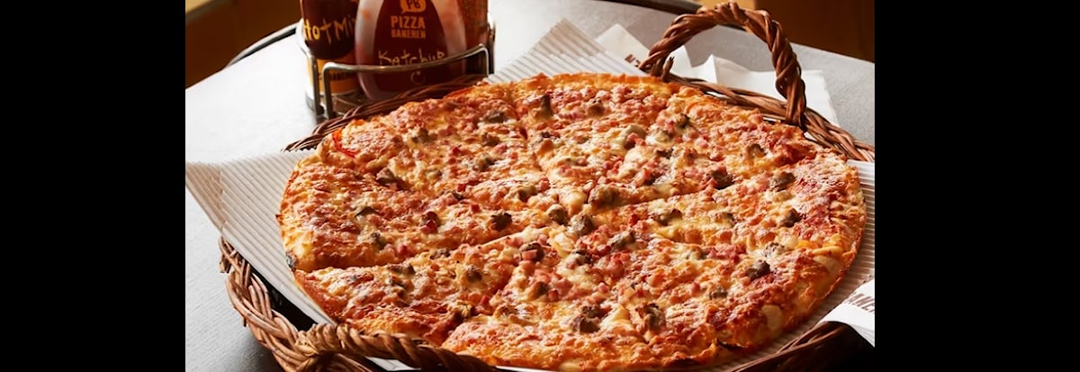 Samling med pizza før årsmøte